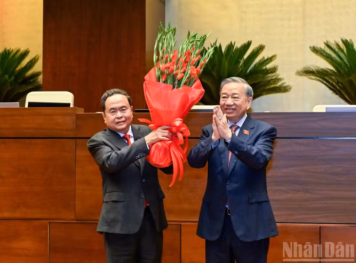 Thay mặt Lãnh đạo Đảng và Nhà nước và các vị đại biểu Quốc hội khóa XVI, Tổng Bí thư Tô Lâm đã tặng hoa chúc mừng Chủ tịch Quốc hội khóa XVI Trần Thanh Mẫn. (Ảnh: LINH NGUYÊN)