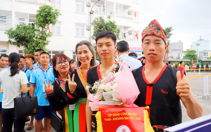 Các VĐV người dân tộc tự tin trước giờ khai mạc các nội dung thi đấu.