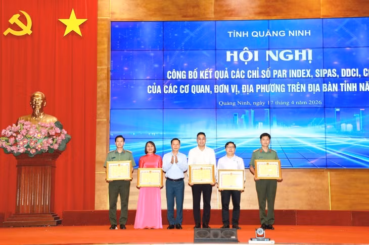 Đồng chí Lê Văn Ánh, Phó Chủ tịch UBND tỉnh, trao Bằng khen của Chủ tịch UBND tỉnh cho tác giả, nhóm tác giả đạt giải Nhất, Nhì, Ba tại Cuộc thi “Tìm kiếm sáng kiến, giải pháp cải cách hành chính tỉnh Quảng Ninh năm 2025”.