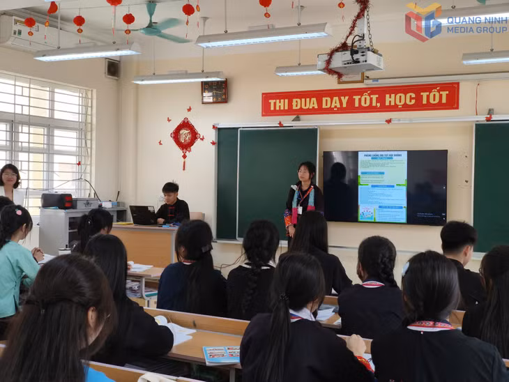 Một tiết sinh hoạt ngoại khóa của cô trò trường Phổ thông Dân tộc Nội trú THCS – THPT tỉnh về phòng chống ma túy học đường.
