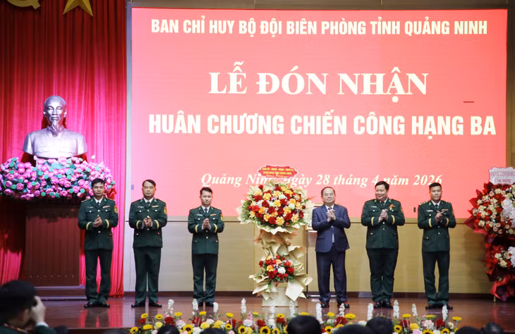Đồng chí Quản Minh Cường, Ủy viên Trung ương Đảng, Bí thư Tỉnh ủy, Trưởng Đoàn ĐBQH tỉnh tặng hoa chúc mừng Đồn Biên phòng cửa khẩu quốc tế Móng Cái.