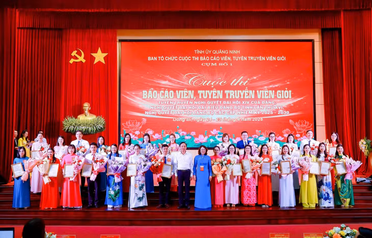 Ban Tổ chức tặng hoa và Giấy chứng nhận tham gia cuộc thi cho các thí sinh.