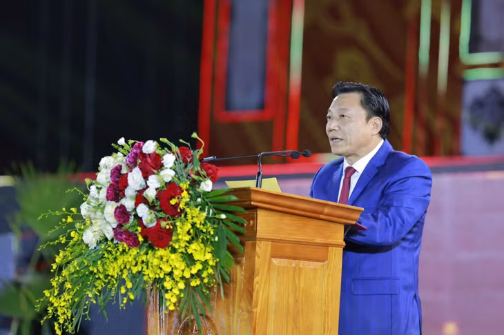 Đồng chí Nguyễn Huy Ngọc - Phó Chủ tịch UBND tỉnh, Trưởng Ban Tổ chức Lễ hội Đền Hùng và Tuần Văn hóa - Du lịch Đất Tổ năm Bính Ngọ 2026 phát biểu khai mạc.