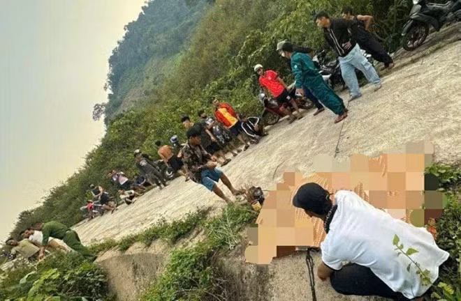 Đi rẫy về gặp tai nạn, khi người dân phát hiện thì người vợ đã thiệt mạng, người chồng bị thương nặng. Ảnh: H.Nguyên