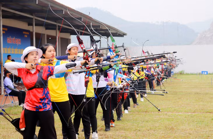 Ngay sau lễ khai mạc, các cung thủ nam, nữ bước vào tranh tài ở nội dung toàn năng cung 3 dây nam cự ly 50m và toàn năng cung 1 dây nữ cự ly 70m.