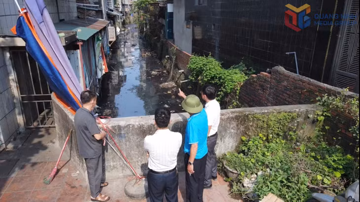Tuyến mương thoát nước tại khu 3 (phường Cao Xanh) bị ô nhiễm, rác thải tồn đọng gây mất mỹ quan và ảnh hưởng đến đời sống người dân.