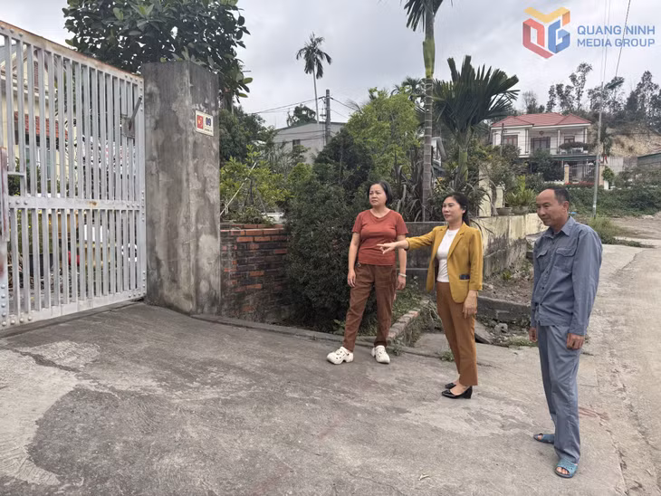 Bà Nguyễn Thị Lan Hương (giữa) vận động nhân dân hiến đất để mở rộng tuyến đường khu vực hồ Khe Cá (phường Hà Tu).