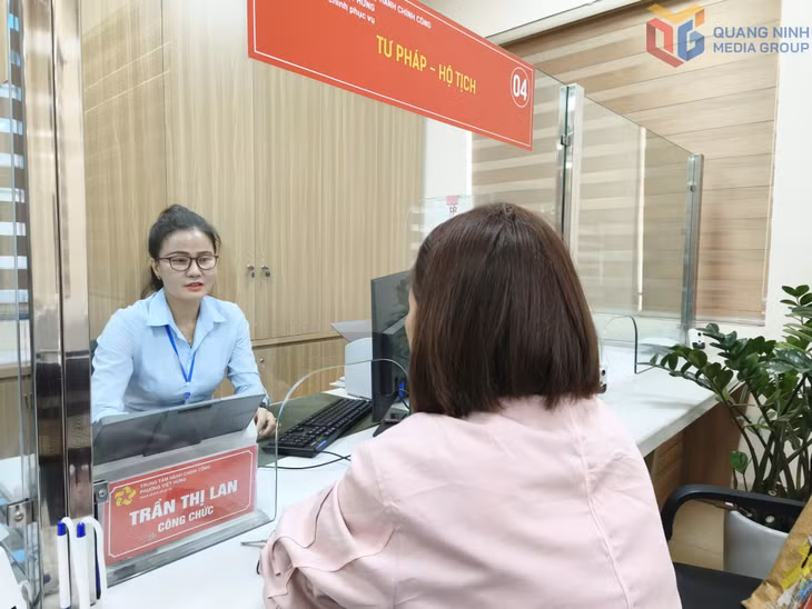 Cán bộ tư pháp - hộ tịch phường Việt Hưng hướng dẫn người dân thực hiện thủ tục hành chính liên quan.