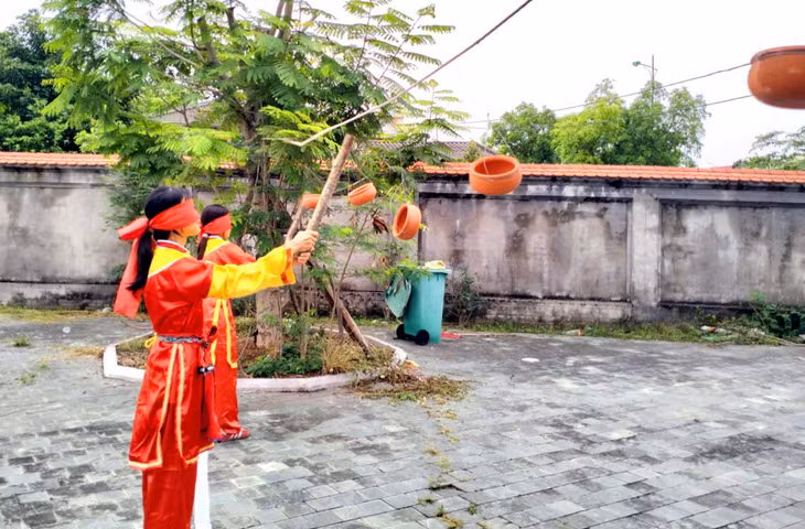 ... bịt mắt đập niêu...