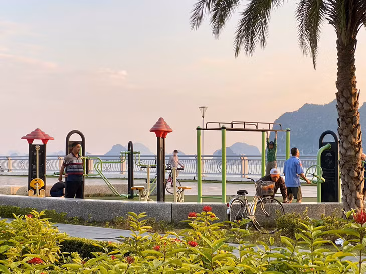 Người dân tập thể dục tại đường bao biển Trần Quốc Nghiễn (phường Hạ Long).