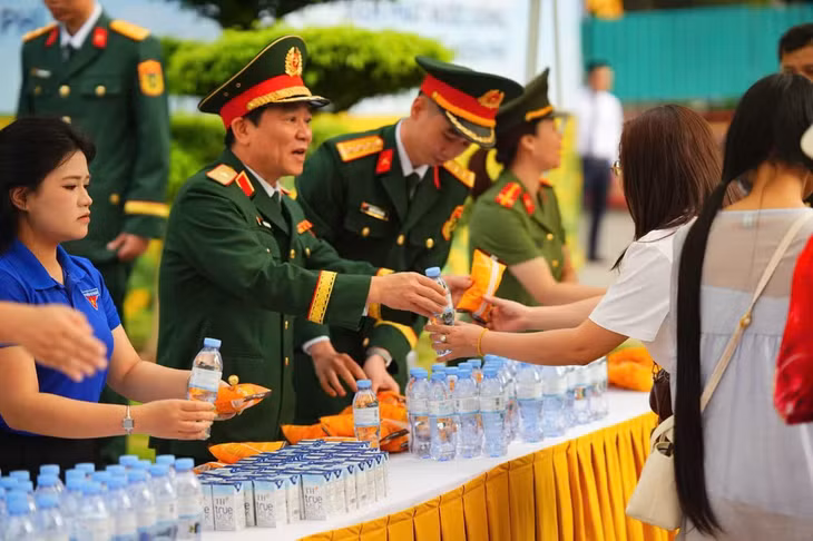 Phát nước miễn phí cho người dân.