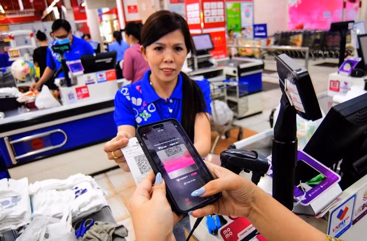 Khách hàng thanh toán quét mã QR trong siêu thị tại TP.HCM - Ảnh: T.PHƯƠNG