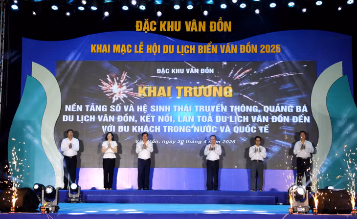 Các đại biểu thực hiện nghi thức khai trương nền tảng số và hệ sinh thái truyền thông, quảng bá du lịch Vân Đồn, kết nối, lan tỏa du lịch Vân Đồn đến với du khách trong nước và quốc tế.