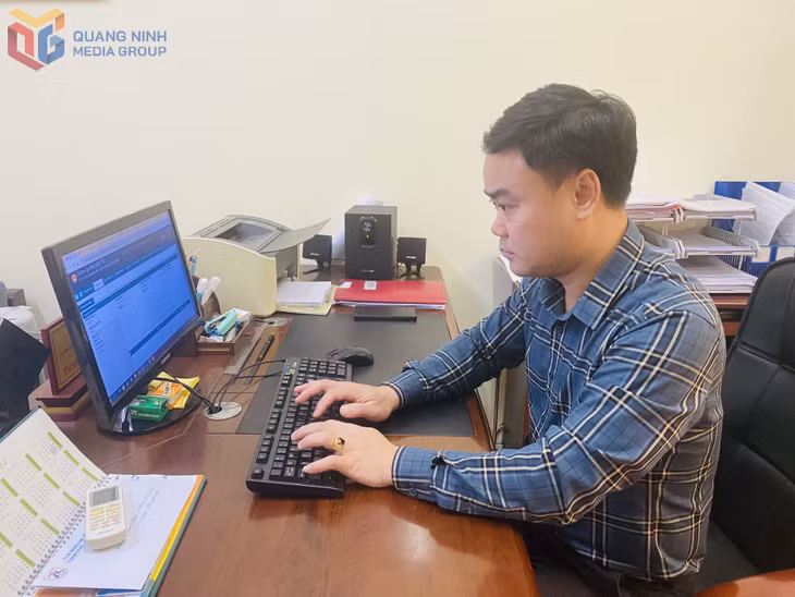 Ông Phạm Xuân Thành, Phó Chủ tịch UBND phường Yên Tử, xử lý công việc trên phần mềm văn bản điện tử.