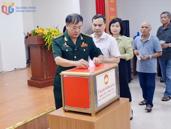  Hội CCB phường Hồng Gai ủng hộ đồng bào khắc phục thiệt hại do cơn bão số 10 gây ra, tháng 10/2025.