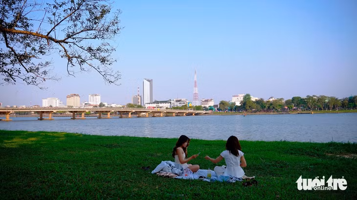 Bên kia thành phố tráng lệ, bãi cỏ xanh dọc hai bờ sông Hương trở thành điểm đến thú vị của người dân, du khách.