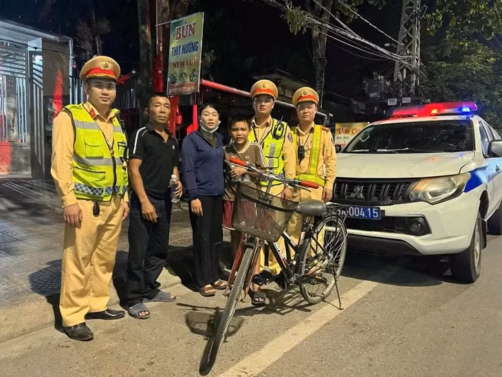 Cháu bé đạp xe đi lạc 150km được cảnh sát giao thông Quảng Trị phát hiện giữa đêm và giúp tìm người thân - Ảnh: T.G.