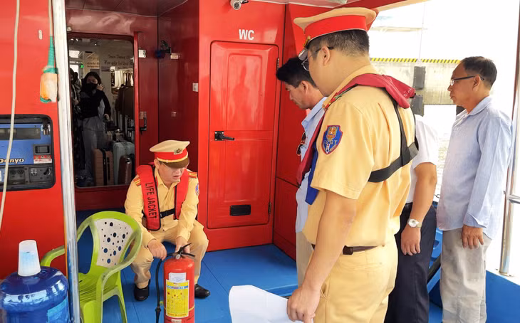 Đội Cảnh sát đường thủy, Phòng CSGT (Công an tỉnh) tăng cường kiểm tra việc chấp hành quy định về PCCC trên tàu chở khách du lịch.