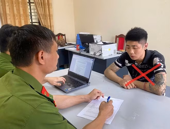 Đối tượng Nguyễn Văn Bình lừa chiếm điện thoại của tài xế taxi. Ảnh: Công an Hải Phòng