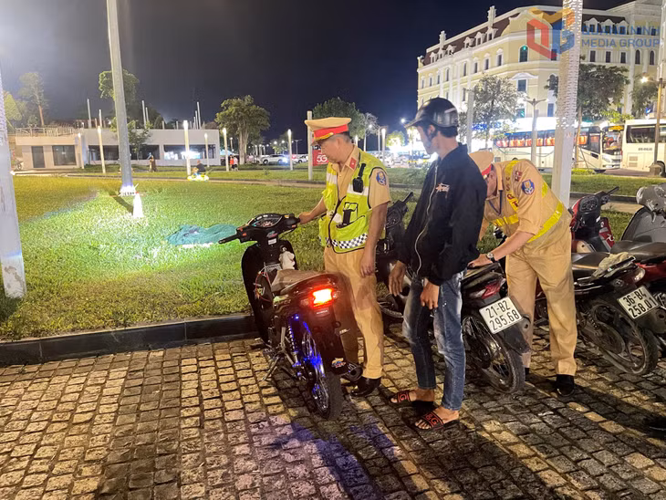Các trường hợp thanh thiếu niên điều khiển mô tô, xe máy có biểu hiện rồ ga, lạng lách đều được lực lượng QN-14 ngăn chặn, bắt giữ bào đảm an toàn.
