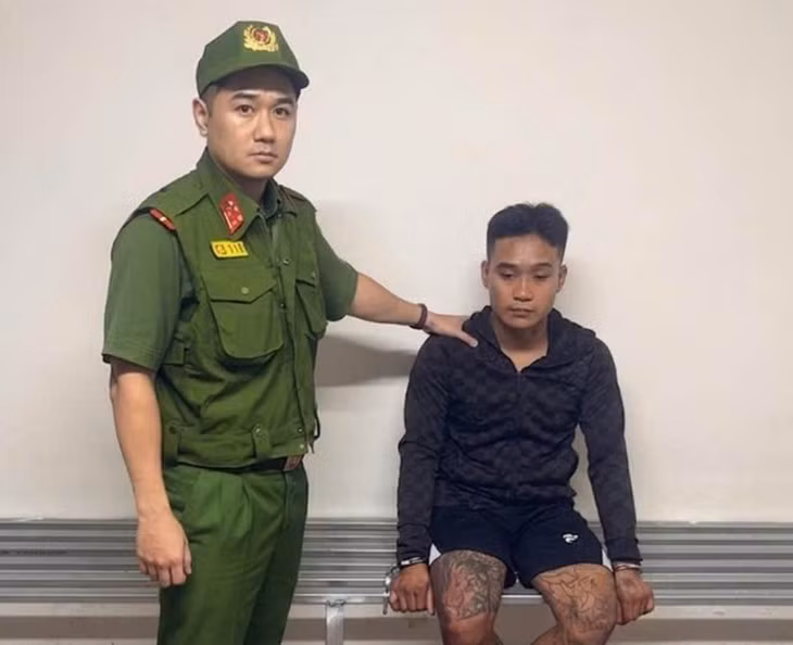 Tổ công tác bàn giao nghi phạm cho Công an phường Hồng Hà - Ảnh: Công an cung cấp