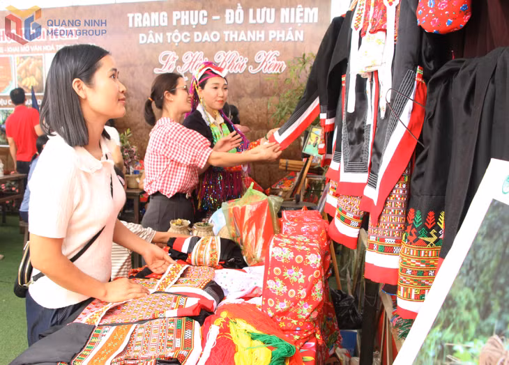 Người dân, du khách tham quan không gian trưng bày