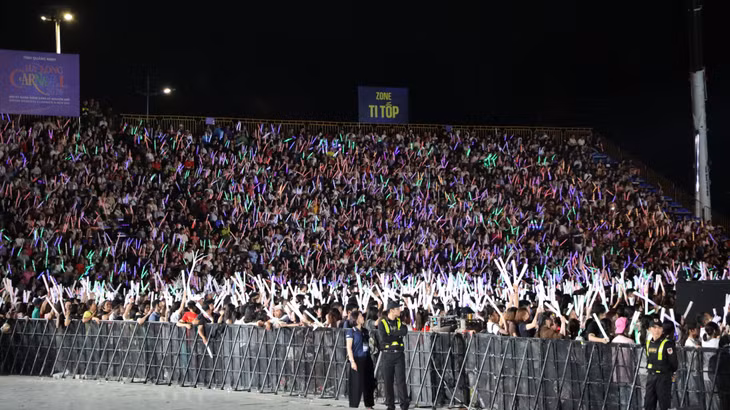 Carnaval Hạ Long 2026 thu hút hơn 80.000 người dân và du khách tới tham dự.