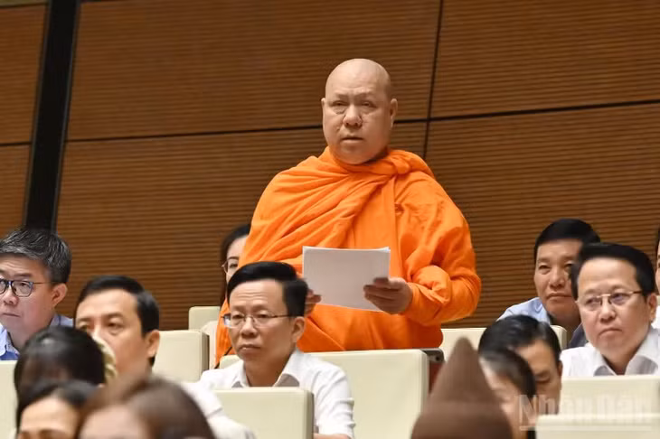 Thượng tọa Lý Minh Đức (Đoàn Cần Thơ) phát biểu. (Ảnh: THỦY NGUYÊN)
