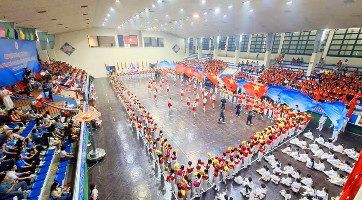 Các màn đồng diễn với hàng trăm diễn viên, các em học sinh tạo không khí sôi động, sắc màu cho ngày khai mạc.