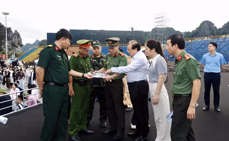 Thứ trưởng Tạ Quang Đông cùng các thành viên của Ban Tổ chức thảo luận, góp ý, thống nhất lại các phương án, nội dung trong Chương trình Carnaval.