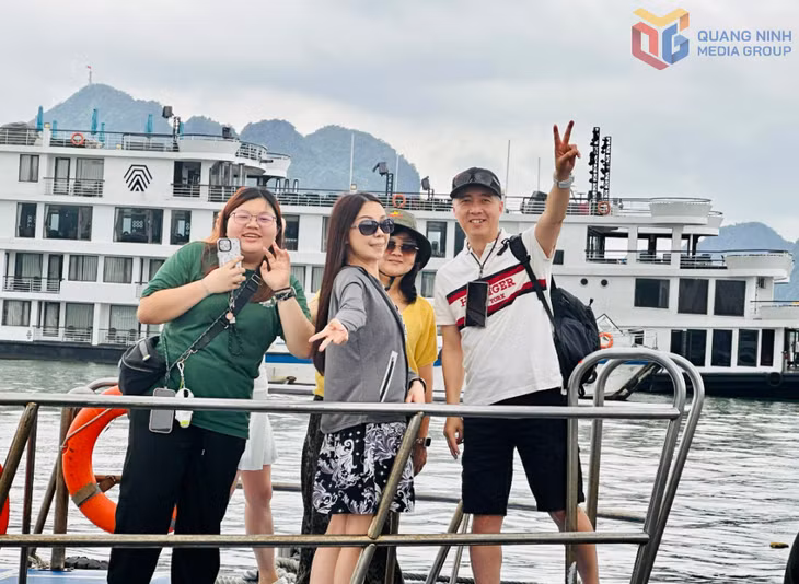 Du khách hân hoan chụp ảnh trước khi tàu rời bến đi tuyền vịnh Hạ Long-Lan Hạ.