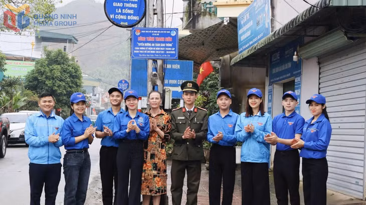 Đoàn Thanh niên xã Ba Chẽ gắn biển công trình Tuyến đường An toàn giao thông tại thôn 3A (tháng 3/2026). Ảnh: Cơ sở cung cấp