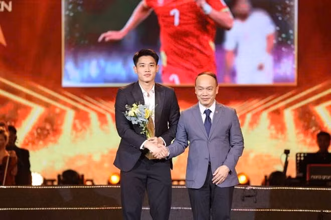 Cầu thủ Nguyễn Đình Bắc nhận danh hiệu Gương mặt trẻ thể thao của năm tại Cống hiến 2026. Ảnh: Ban tổ chức