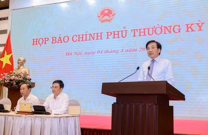 Bộ trưởng, Chủ nhiệm Văn phòng Chính phủ Trần Văn Sơn chủ trì họp báo Chính phủ thường kỳ. (Ảnh: VGP/Nhật Bắc)