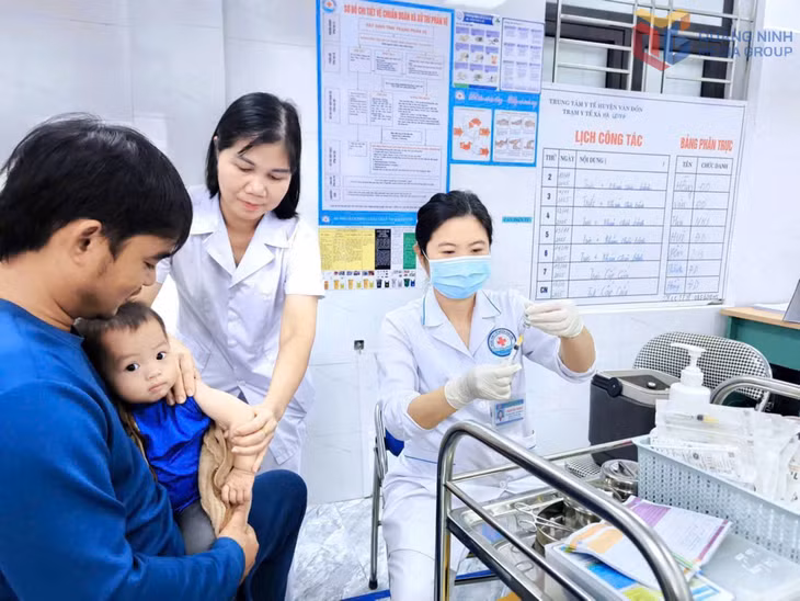 Tiêm chủng cho trẻ em tại Trạm Y tế Cái Bầu (đặc khu Vân Đồn).