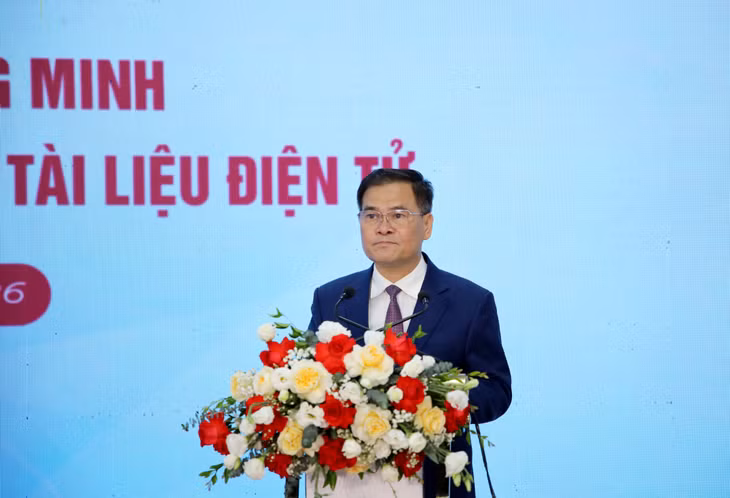 Đồng chí Bùi Văn Khắng, Phó Bí thư Tỉnh ủy, Chủ tịch UBND tỉnh, phát biểu tại buổi lễ.