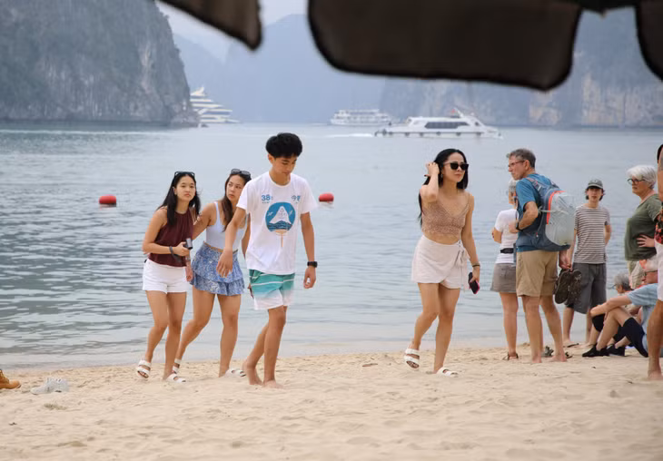 Du khách trải nghiệm không gian tại đảo Titop trên vịnh Hạ Long.
