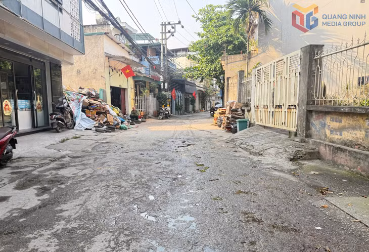 Tuyến đường tại khu phố Hà Khánh 1 đã xuống cấp với nhiều vị trí bong tróc, lồi lõm, ảnh hưởng đến việc đi lại của người dân.