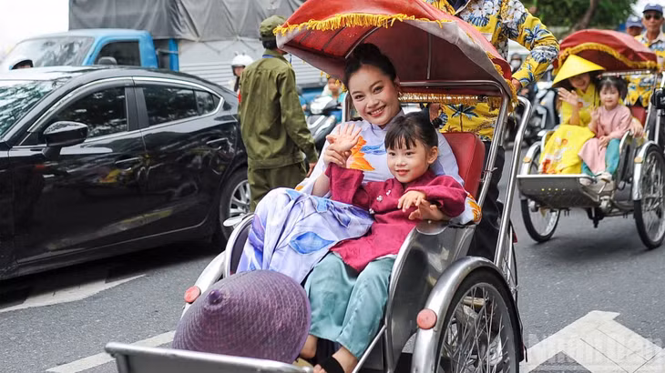 Hoạt động diễu hành bằng xe xích lô dọc tuyến đường Bạch Đằng.