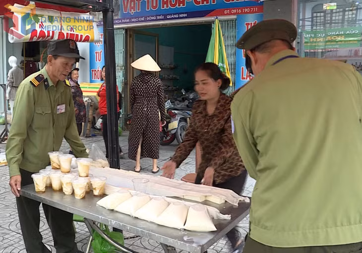 Lực lượng chức năng phường Mạo Khê giúp người dân dọn dẹp hàng hoá, không lấn chiếm vỉa hè lòng đường làm nơi kinh doanh.