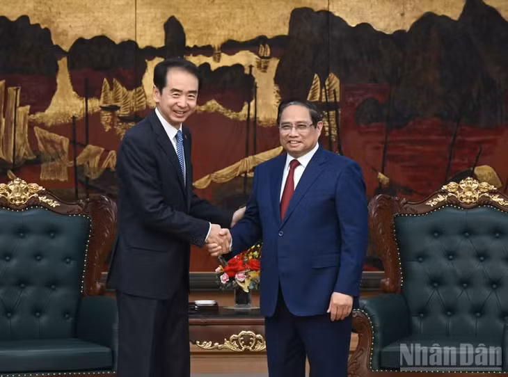 Thủ tướng Chính phủ Phạm Minh Chính và Đại sứ Trung Quốc tại Việt Nam Hà Vĩ. (Ảnh: Trần Hải)