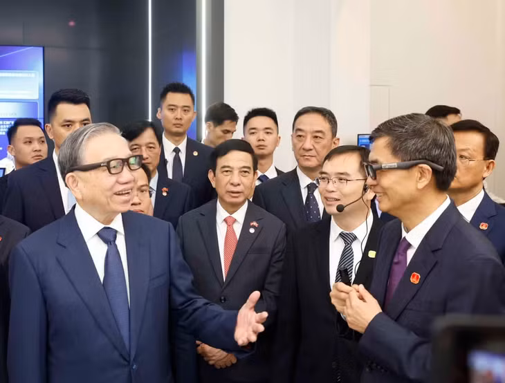 Tổng Bí thư, Chủ tịch nước Tô Lâm và các đại biểu tại Trung tâm hợp tác ứng dụng AI Trung Quốc-ASEAN. (Ảnh: THỐNG NHẤT/TTXVN)