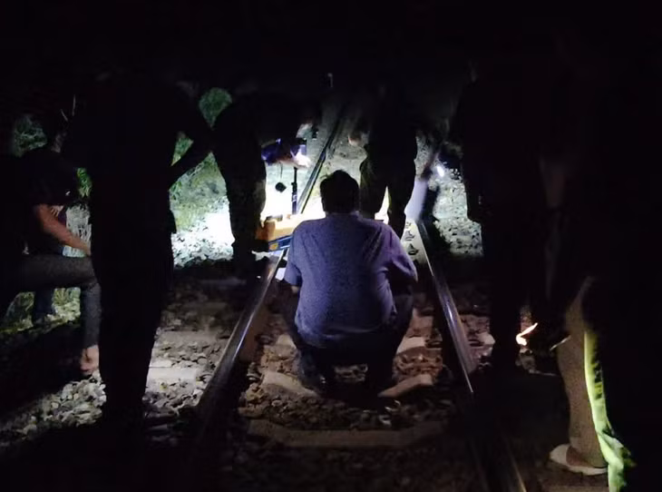 Lực lượng chức năng khám nghiệm hiện trường vụ người phụ nữ đi bộ trên đường sắt bị tàu hỏa tông tử vong. Ảnh: Người dân cung cấp