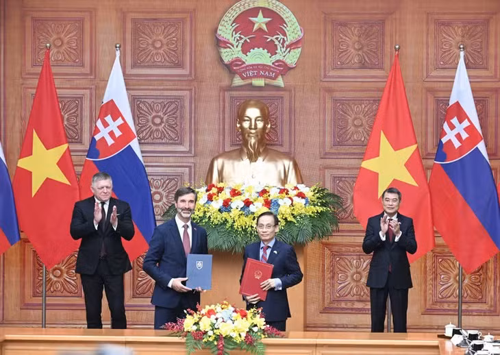 Thủ tướng Lê Minh Hưng và Thủ tướng nước Cộng hòa Slovakia Robert Fico chứng kiến lễ trao Bản ghi nhớ hợp tác giữa Bộ Ngoại giao Việt Nam và Bộ Ngoại giao và các vấn đề châu Âu nước Slovakia. (Ảnh TRẦN HẢI)
