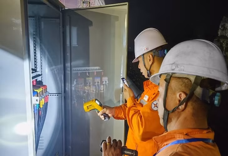 Công nhân Điện lực Hạ Long ứng trực đảm bảo cấp điện phục vụ cho Lễ khai mạc Carnaval Hạ Long 2026.
