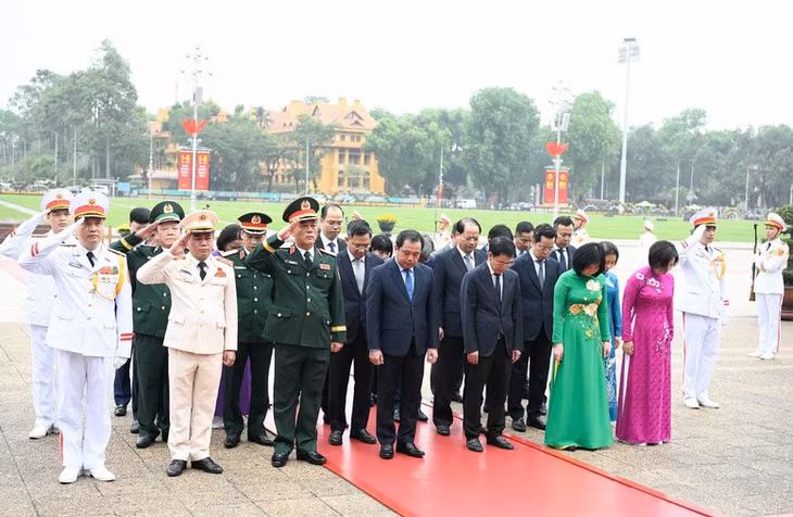Đoàn đại biểu Thành ủy, HĐND, UBND thành phố Hà Nội đến đặt vòng hoa, vào Lăng viếng Chủ tịch Hồ Chí Minh - Ảnh: VGP/Nhật Bắc