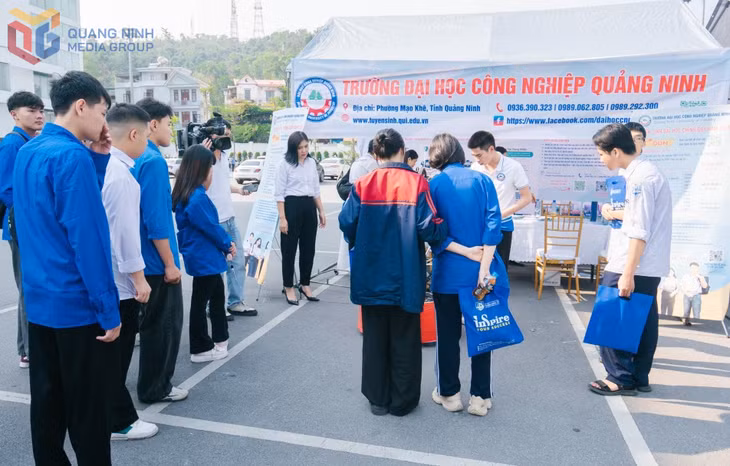 Trường Đại học Công nghiệp Quảng Ninh tham gia Ngày hội tư vấn tuyển sinh giáo dục nghề nghiệp năm 2026 do Tỉnh Đoàn Quảng Ninh tổ chức.