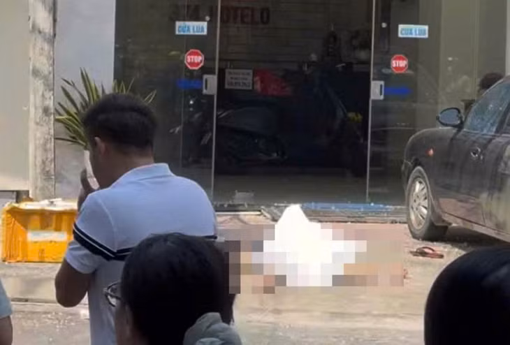 Hiện trường ban đầu sự việc nạn nhân rơi từ tầng 7 xuống. Ảnh: Phương Linh
