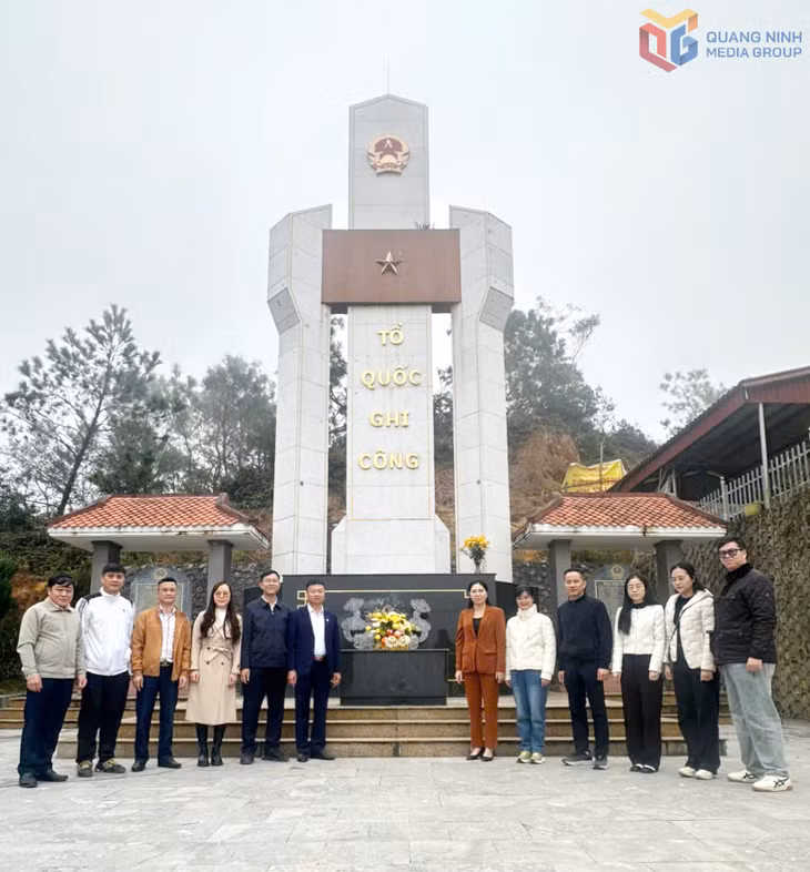 Chi bộ Ban Công tác nông dân phối hợp với cấp ủy và Hội Nông dân xã Hoành Mô tổ chức sinh hoạt chuyên đề kết hợp với hoạt động về nguồn.