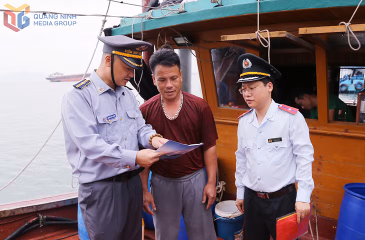 Lực lượng kiểm ngư tổ chức tuyên truyền, phổ biến pháp luật cho chủ tàu cá, thuyền trưởng, thuyền viên về hoạt động thủy sản nói chung và nghề, ngư cụ cấm sử dụng khai thác thủy sản nói riêng. Ảnh: Nguyễn Thanh